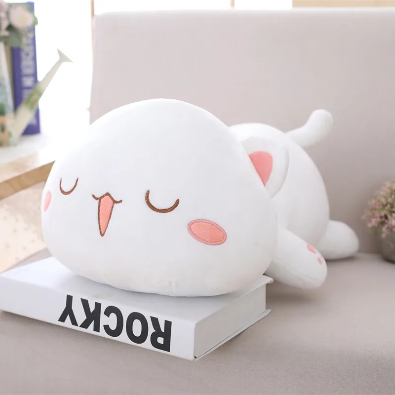 Peluche de gatito tumbado kawaii en tonos suaves, disponible en varios tamaños