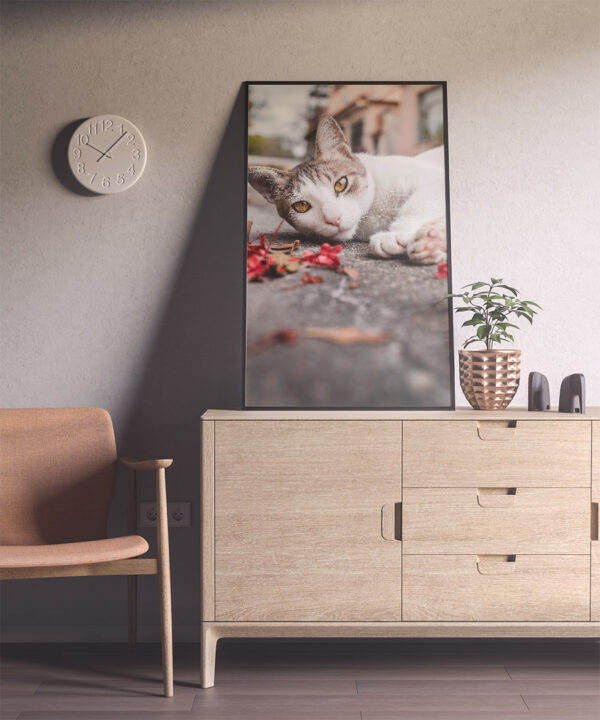 Cuadro vertical personalizado con la imagen de un gato sobre fondo decorativo.