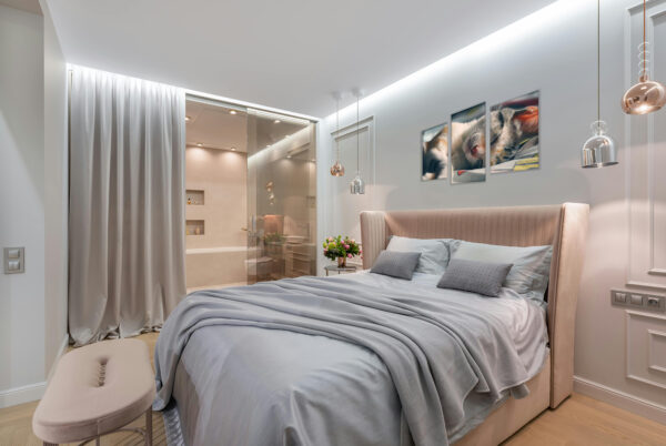 Tríptico de lienzos con imagen de un gatito durmiendo sobre cama, impreso en tres paneles verticales